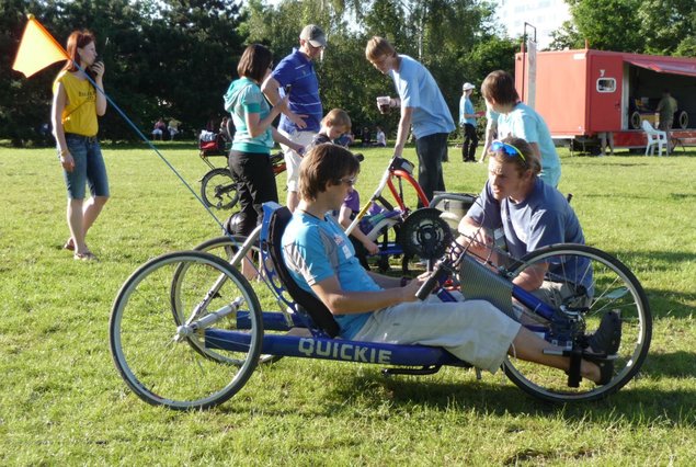 Martin Koukal se seznamuje s handbikem